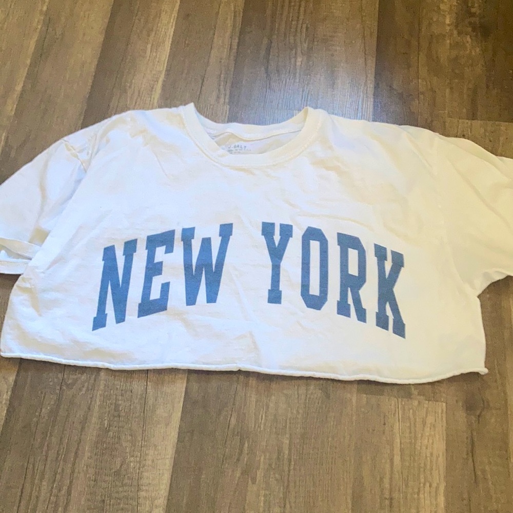 cute cropped white new work tee shirt! it’s a one size shirt!
